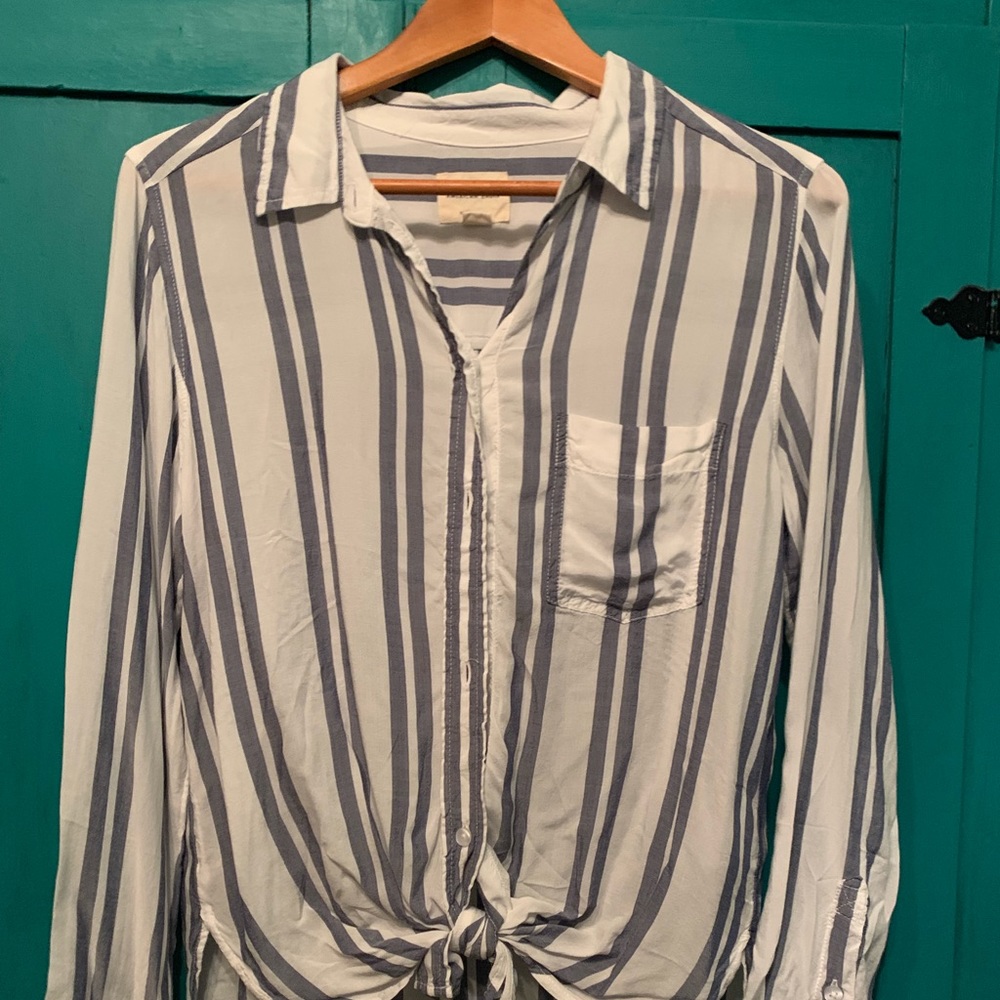 American Eagle hi low long sleeve button up